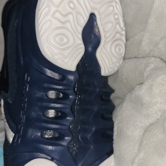 Mens Nike Cosmic Swirl NWOT Blue/ White Athletic Shoes - Navy and White - Picture 3 of 3